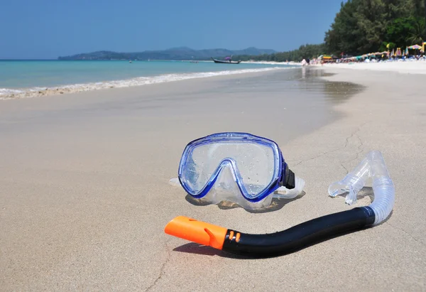 Ныряние с маской и трубкой на пляже Бангтао острова Пхукет — стоковое фото
