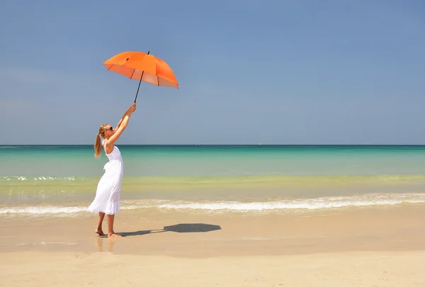 모래 해변에서 오렌지 우산 소녀 — 스톡 사진