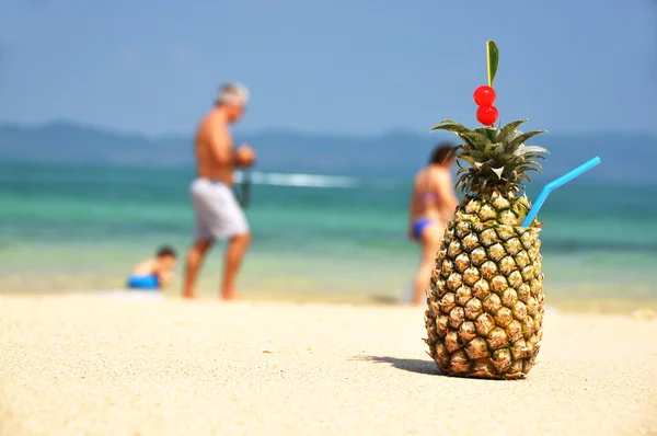 Cocktail di ananas su una spiaggia tropicale — Foto Stock