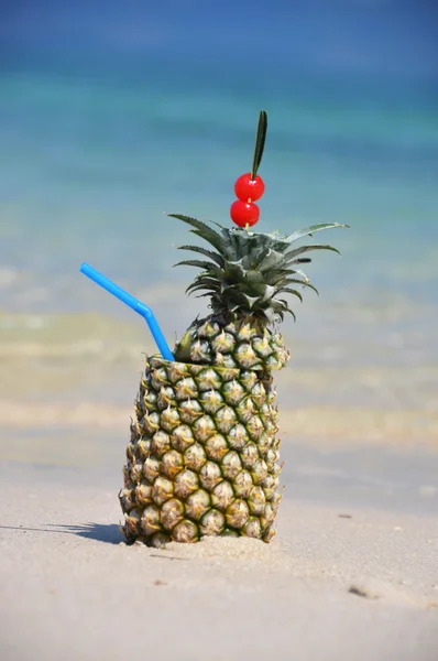 Pineapple cocktail on a tropical beach — Stock Photo, Image
