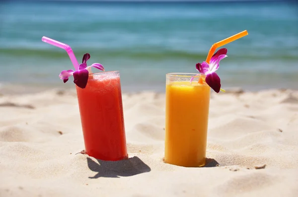 Par de batidos de frutas na praia tropical — Fotografia de Stock