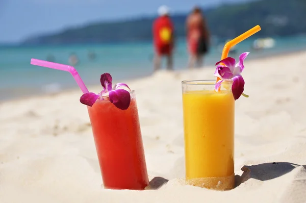 Par de batidos de frutas en la playa tropical — Foto de Stock