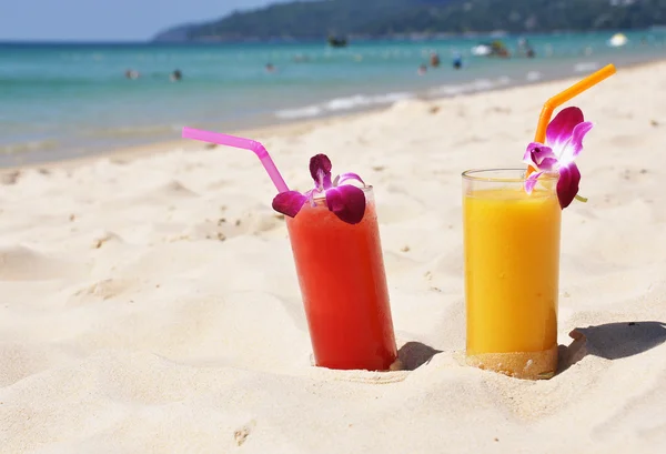 Paar van fruit schudt op het tropisch strand — Stockfoto