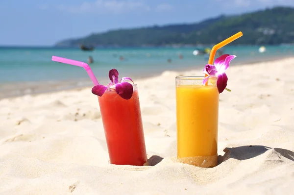 Par de batidos de frutas na praia tropical — Fotografia de Stock