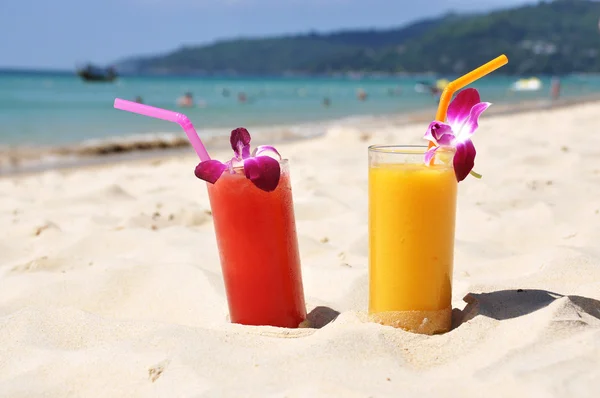 Pair of fruit shakes on the tropical beach — Stock Photo, Image