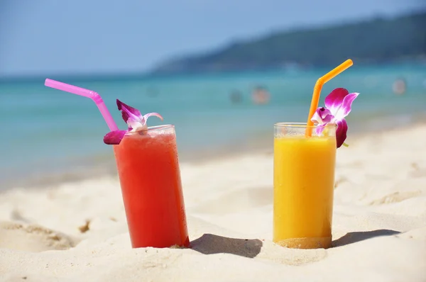 Пара фруктовых коктейлей на тропическом пляже — стоковое фото