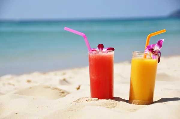 Par de batidos de frutas en la playa tropical — Foto de Stock