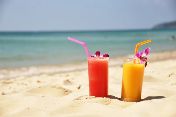 Par de batidos de frutas na praia tropical — Fotografia de Stock