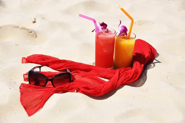 Paire de shakes aux fruits, châle rouge et lunettes de soleil sur le b tropical — Photo