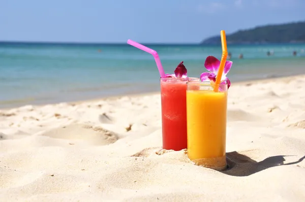 Par de batidos de frutas na praia tropical — Fotografia de Stock