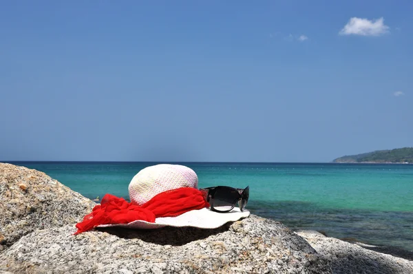 Cappello e occhiali da sole sulla roccia. Isola di Phuket, Thailandia — Foto Stock