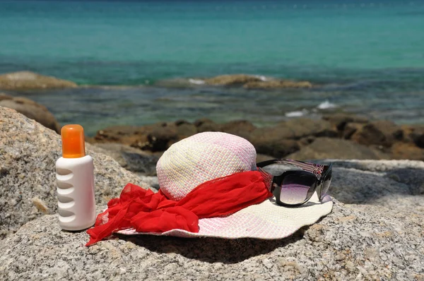 Sombrero y gafas de sol en la roca. Isla de Phuket, Tailandia — Foto de Stock