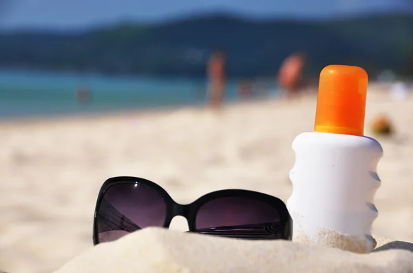 Solglasögon och solkräm på stranden av ön phuket, thailan — Stockfoto