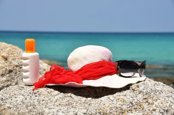 Hat and sunglasses on the rock. Phuket island, Thailand — Stock Photo, Image