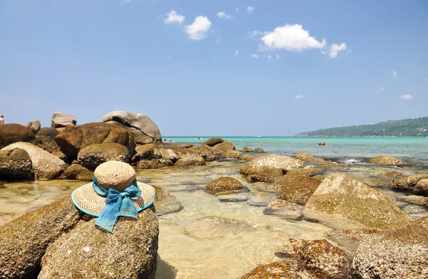 Stro hoed op de rots. Phuket island, thailand — Stockfoto