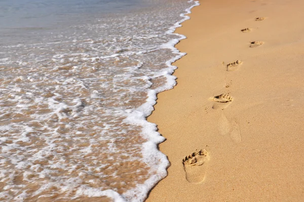 Kumlu sahilde footmarks — Stok fotoğraf