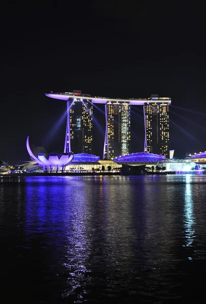 SINGAPORE - FEVEREIRO 26: Marina Bay Sands hotel em fevereiro 26,2011 i — Fotografia de Stock