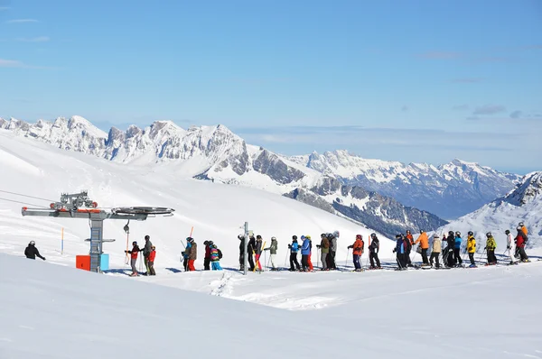 Wachtrij bij de skilift — Stockfoto