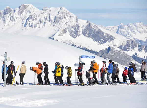 Wachtrij bij de skilift — Stockfoto