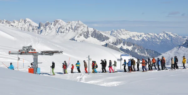 Wachtrij bij de skilift — Stockfoto