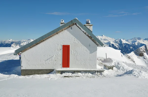 救援站在 pizol，著名的瑞士滑雪度假村 — 图库照片