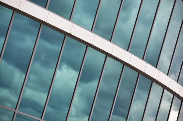 Pared de cristal de un edificio de oficinas — Foto de Stock