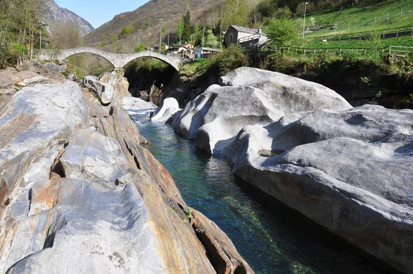 Ponte dei salti ponte a Lavertezzo, Svizzera — Foto Stock