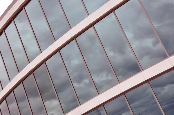 Pared de cristal de un edificio de oficinas — Foto de Stock