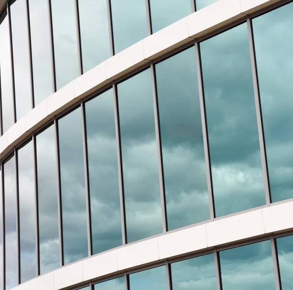 Parete di vetro di un edificio per uffici — Foto Stock