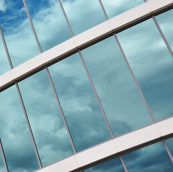 Glaswand eines modernen Bürogebäudes — Stockfoto