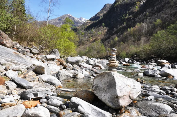 Torre de piedra en el valle de Verzasca. Suiza —  Fotos de Stock