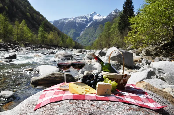 Vin rouge, fromage et raisins servis lors d'un pique-nique. Vallée de la Verzasca , — Photo