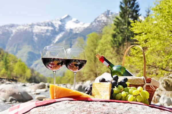 Vino tinto, queso y uvas servidas en un picnic. Valle de Verzasca , —  Fotos de Stock