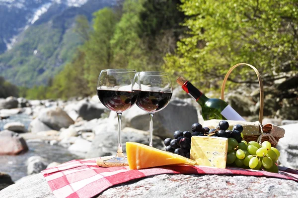 Červené víno, sýr a hrozny podávané na pikniku. údolí Verzasca, — Stock fotografie