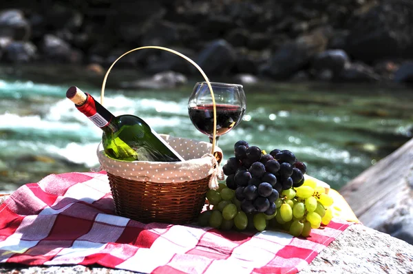 Vino rosso, formaggio e uva serviti a un picnic. Valle di Verzasca , — Foto Stock