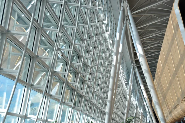 Interior de un aeropuerto moderno — Foto de Stock