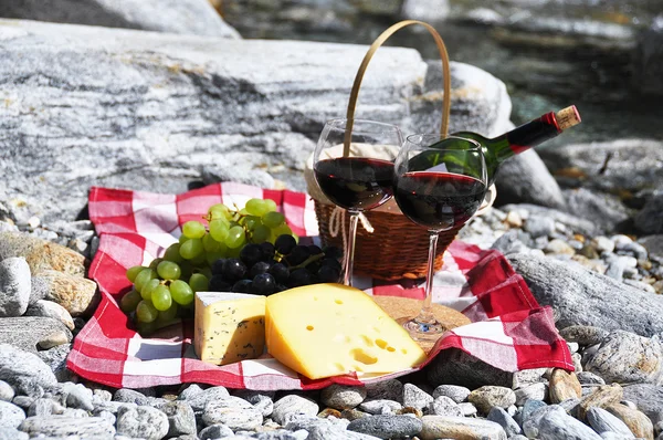 Red wine, cheese and grapes served at a picnic. Verzasca valley, — Stock Photo, Image