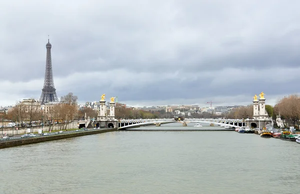 Эйфелева башня и мост Александра III через реку Сена — стоковое фото