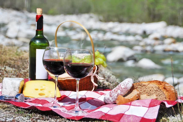 Rött vin, ost och vindruvor serveras på en picknick. Verzasca dalen, — Stockfoto