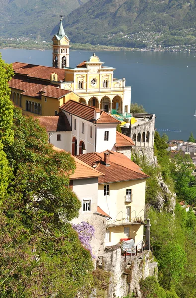 Madonna del sasso, medeltida kloster på berget utsikt över sjön — Stockfoto