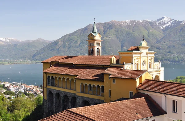 Madonna del sasso, mittelalterliches kloster auf dem felsen mit blick auf den see — Stockfoto