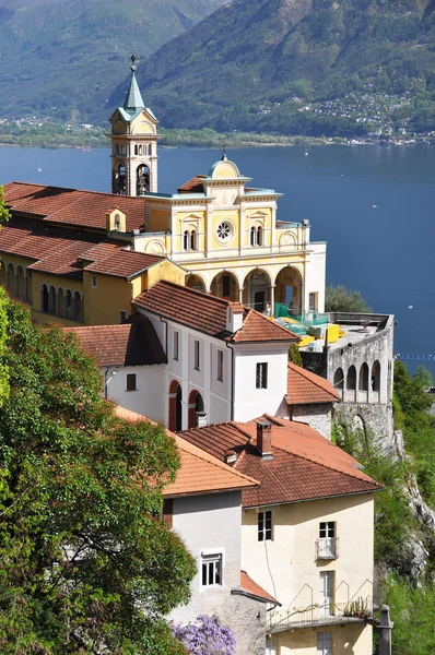 Madonna del sasso, medeltida kloster på berget utsikt över sjön — Stockfoto