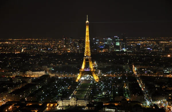 PARIS - APRIL 4: Eiffeltårn om natten 4. april 2010 i Paris, F – stockfoto