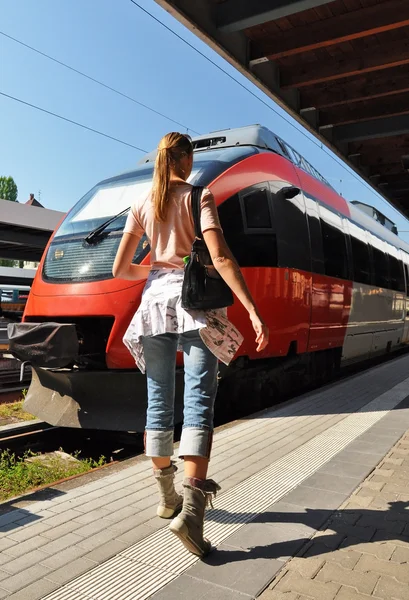 그녀의 기차를 재촉 하는 여자 — 스톡 사진