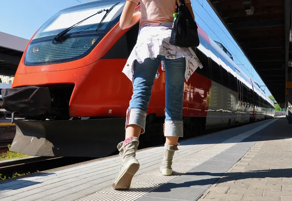 Menina correndo para pegar o trem — Fotografia de Stock