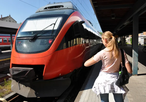 Girl at the train looking at her watch — Stock Photo, Image