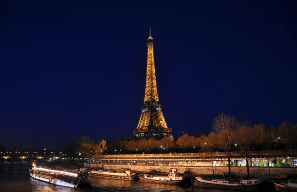PARIS - 4 de abril: Torre Eiffel à noite em 4 de abril de 2010 em Paris — Fotografia de Stock
