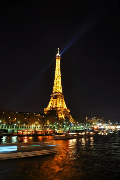 PARÍS - 4 DE ABRIL: Torre Eiffel por la noche el 4 de abril de 2010 en París —  Fotos de Stock