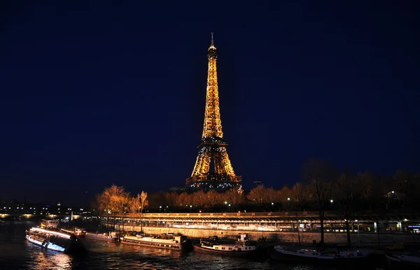 PARIS - APRIL 4: Eiffel tower at night on April 4, 2010 in Paris — Stock Photo, Image