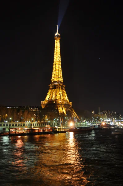 PARIS - 4 de abril: Torre Eiffel à noite em 4 de abril de 2010 em Paris — Fotografia de Stock